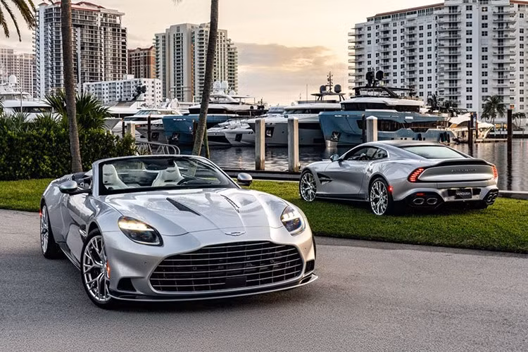 Tại Triển lãm Du thuyền Quốc tế Fort Lauderdale năm nay, Aston Martin, Denison Yachting, và các nhà thiết kế du thuyền huyền thoại Bannenberg &amp; Rowell Design đã trình làng bộ sưu tập 2 mẫu xe tuyệt đẹp, kết hợp vẻ duyên dáng của thân du thuyền với độ chính xác điêu khắc của một chiếc grand tourer.