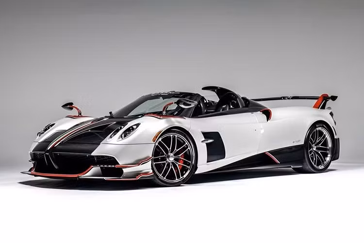 Là chiếc Huayra Roadster BC cuối cùng được sản xuất, Quaranta được coi là chương cuối cùng của một kỷ nguyên được định nghĩa bởi niềm đam mê không ngừng nghỉ và nghệ thuật cơ khí. Đối với cả giới sưu tầm và những người đam mê, Quaranta là biểu tượng của vẻ đẹp và hiệu suất vượt thời gian, được định sẵn sẽ giữ vững vị trí danh giá trong số những kiệt tác ôtô vĩ đại nhất của thế kỷ 21.