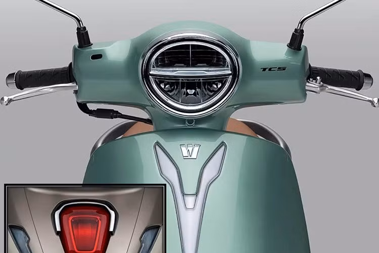 Điểm nhấn nổi bật là cụm đèn pha LED hình trái tim, kết hợp với dải đèn định vị ban ngày chữ V, tạo nên dấu ấn nhận diện độc đáo. Đèn hậu phía sau xe được thiết kế mô phỏng viên hồng ngọc, viền crôm sáng bóng, tăng thêm vẻ cao cấp và thanh lịch.