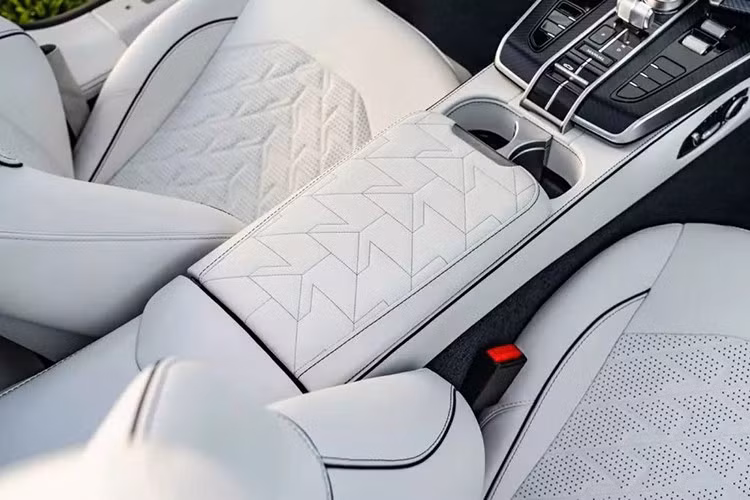 Mỗi ốp gương chiếu hậu đều có một sọc đỏ bên lái và một sọc xanh bên hành khách, mô phỏng đèn định vị truyền thống bên mạn trái và mạn phải. Các đường viền mạ crôm, logo V12 màu đen và cửa chớp giữ nhiệt màu bạc Scintilla tạo nên vẻ ngoài bóng bẩy, thể hiện sự tỉ mỉ đến từng chi tiết của đội ngũ thiết kế.