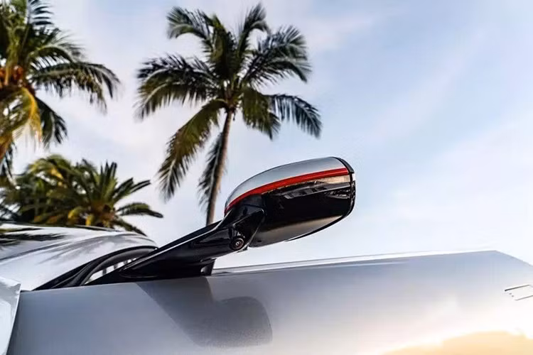 Được Holman Motorcars Fort Lauderdale đặt hàng và tạo ra thông qua chương trình cá nhân hóa Elite Q của Aston Martin, bộ đôi du thuyền được thiết kế để "nắm bắt tinh thần của đại dương".