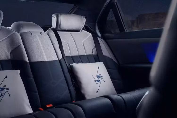 Ở những nơi khác, khách hàng tương lai sẽ được trải nghiệm màn hình cong đặc trưng của thương hiệu, được hỗ trợ bởi Hệ điều hành 8.5, với tính năng điều khiển bằng cử chỉ và giọng nói.