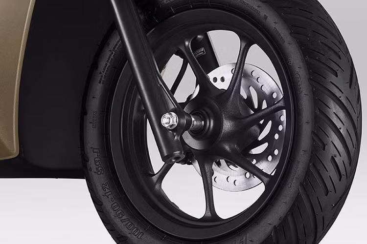 Về động cơ, Honda Genio 2026 tiếp tục sử dụng khối SOHC eSP 110cc với hệ thống phun xăng điện tử PGM-FI, sản sinh công suất tối đa 6,6 kW tại 7.500 vòng/phút và mô-men xoắn cực đại 9,3 Nm tại 5.500 vòng/phút.