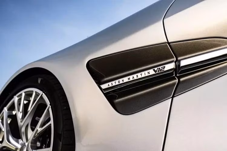 Được đặt tên khéo léo là Above &amp; Beyond, bộ sưu tập bao gồm 2 mẫu V12 Vanquish độc nhất vô nhị: một chiếc Coupe được mệnh danh là Above và một chiếc Volante mui trần được mệnh danh là Beyond, mỗi chiếc đại diện cho một biểu tượng độc đáo của nghệ thuật ôtô.