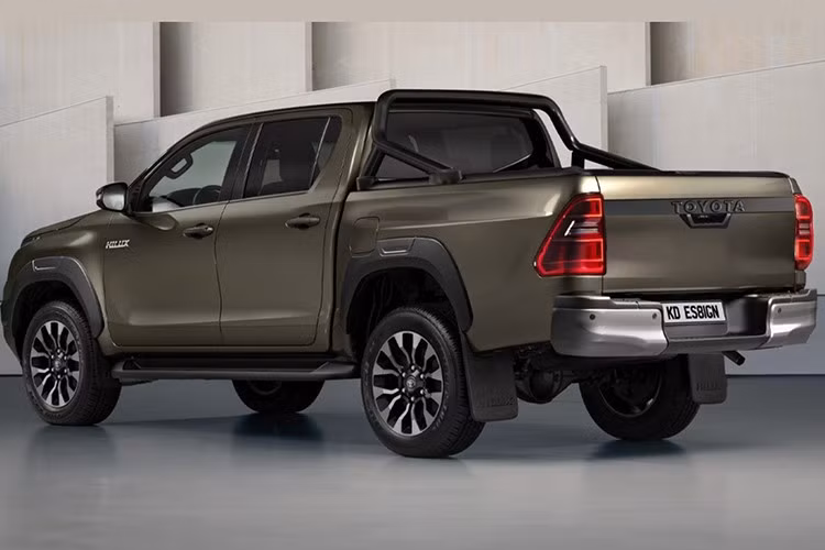Đáng chú ý, Hilux TRAVO sẽ có thêm phiên bản thuần điện 100% (EV), sản xuất tại Thái Lan nhằm đáp ứng các tiêu chuẩn của chương trình ưu đãi EV 3.5. Dù thông số kỹ thuật cuối cùng chưa được xác nhận, phiên bản concept REVO BEV từng xuất hiện trước đó được trang bị một mô-tơ điện dẫn động cầu sau, pin dung lượng 59,4 kWh, có khả năng di chuyển khoảng 300 km theo chuẩn WLTP.