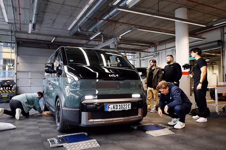 Chiếc van điện Kia PV5 Cargo vừa thiết lập một Kỷ lục Guinness Thế giới mới đầy ấn tượng. Vào ngày 30/9, một chiếc Kia PV5 Cargo phiên bản L2H1 trang bị pin 71,2 kWh đã hoàn thành quãng đường 693,38 km chỉ với một lần sạc, lập kỷ lục về quãng đường di chuyển của một chiếc xe van chạy pin hạng nhẹ.