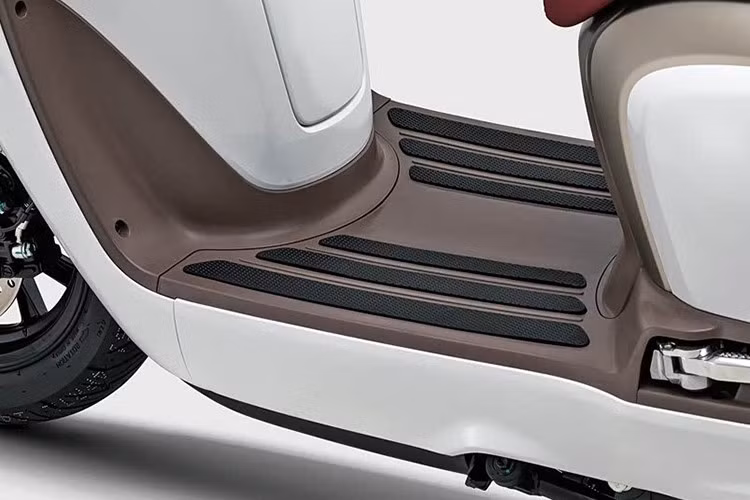 Chiều cao yên 740 mm và trọng lượng 115 kg, giúp xe dễ điều khiển và linh hoạt, đặc biệt phù hợp với người mới lái hoặc có vóc dáng nhỏ nhắn. Chiều dài cơ sở 1.300 mm và khoảng sáng gầm 120 mm cũng góp phần vào khả năng vận hành ổn định trong đô thị.