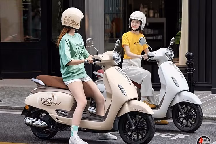 Mới đây, thương hiệu Haojue tại Trung Quốc đã giới thiệu mẫu xe tay ga Lumi 125 2026 với mức giá khởi điểm 10.180 nhân dân tệ (khoảng 37,7 triệu đồng) cho phiên bản tiêu chuẩn và 10.680 nhân dân tệ (khoảng 39,6 triệu đồng) cho phiên bản trang bị thêm cốp sau.