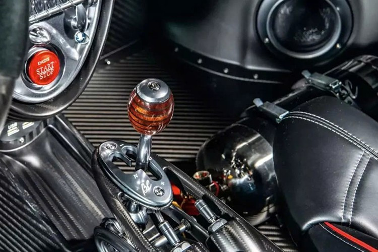 Với trọng lượng không tải chỉ 2.755 pound (1.250 kg), Roadster BC nhẹ hơn 66 pound (30 kg) so với Huayra Roadster tiêu chuẩn, một thành tích không hề nhỏ đối với một chiếc hypercar mui trần. Cánh sau cố định, ống thở tích hợp và các tấm khí động học chủ động giúp chiếc xe tạo ra lực ép xuống đáng kinh ngạc là 1.100 pound (499 kg) ở tốc độ 155 dặm/giờ (250 km/giờ), đảm bảo sự ổn định ngay cả khi xe đạt tốc độ tối đa 230 dặm/giờ (370 km/giờ).