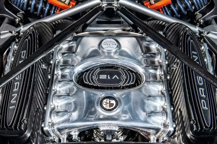 Khoang lái là sự kết hợp tinh tế giữa tay nghề thủ công và độ chính xác da Malevic đen, điểm nhấn sợi carbon và các chi tiết màu đỏ xuyên suốt. Số 40 được thêu tinh xảo trên mỗi tựa đầu và được khắc trên tấm ốp mui xe bằng sợi carbon có thể tháo rời, trong khi khoang động cơ mang chữ ký của Horacio Pagani và những nghệ nhân đã chế tác thủ công chiếc xe.