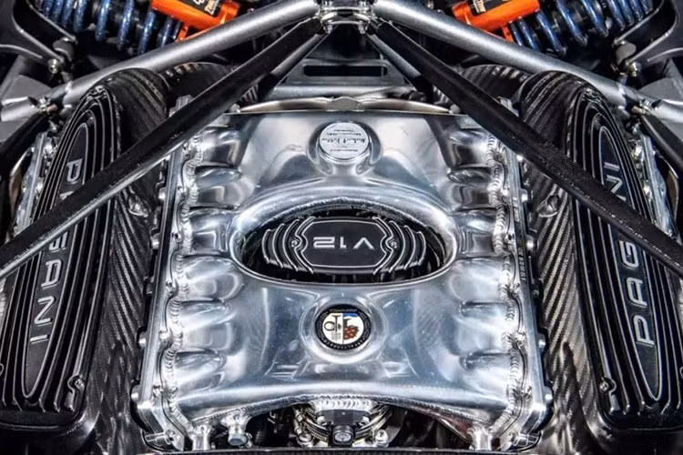 Khoang lái là sự kết hợp tinh tế giữa tay nghề thủ công và độ chính xác da Malevic đen, điểm nhấn sợi carbon và các chi tiết màu đỏ xuyên suốt. Số 40 được thêu tinh xảo trên mỗi tựa đầu và được khắc trên tấm ốp mui xe bằng sợi carbon có thể tháo rời, trong khi khoang động cơ mang chữ ký của Horacio Pagani và những nghệ nhân đã chế tác thủ công chiếc xe.