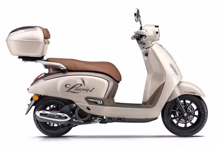 Được phát triển bởi đội ngũ thiết kế nữ, Haojue Lumi 125 mang phong cách cổ điển kết hợp hiện đại, lấy cảm hứng từ các mẫu xe châu Âu. Thiết kế với các đường nét bo tròn, tinh tế tạo nên tổng thể mềm mại, nữ tính nhưng vẫn sang trọng.