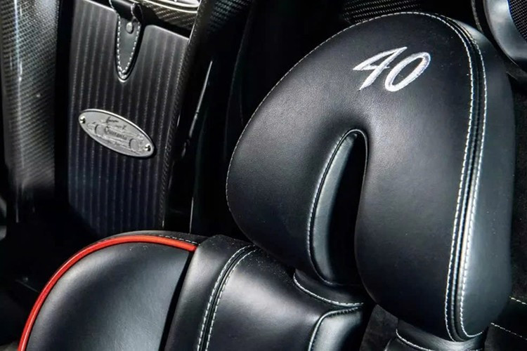 "Quaranta", mẫu xe cuối cùng được sản xuất, là một lời tri ân sâu sắc dành cho nghệ thuật và sự tận tâm của Pagani. Màu sơn Bianco Benny ánh ngọc trai, gợi nhớ đến chính Benny Caiola , lấp lánh với vẻ ấm áp tinh tế dưới ánh sáng, trong khi các điểm nhấn 3 màu lấy ý tưởng từ Quốc kỳ Ý bao phủ toàn bộ thân xe, cánh gió sau, bộ khuếch tán gió, và thậm chí cả bên trong khoang lái.