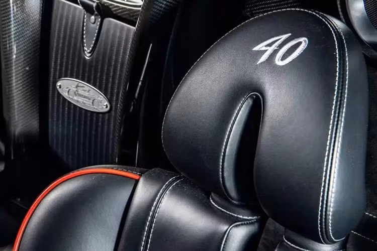 "Quaranta", mẫu xe cuối cùng được sản xuất, là một lời tri ân sâu sắc dành cho nghệ thuật và sự tận tâm của Pagani. Màu sơn Bianco Benny ánh ngọc trai, gợi nhớ đến chính Benny Caiola , lấp lánh với vẻ ấm áp tinh tế dưới ánh sáng, trong khi các điểm nhấn 3 màu lấy ý tưởng từ Quốc kỳ Ý bao phủ toàn bộ thân xe, cánh gió sau, bộ khuếch tán gió, và thậm chí cả bên trong khoang lái.