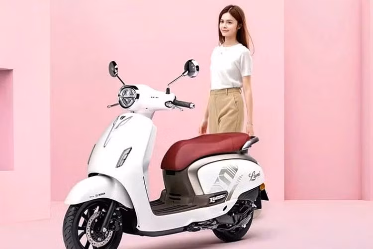 Không chỉ chú trọng vào vận hành, Haojue Lumi 125 2026 còn được trang bị nhiều tiện nghi hiện đại như màn hình LCD màu, khởi động không cần chìa (Smart Key), cổng sạc nhanh USB 18W và nắp bình xăng đặt phía trước, giúp việc đổ xăng trở nên thuận tiện hơn.