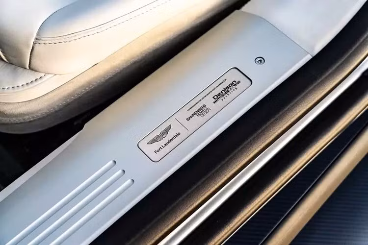 Ở phần thân dưới, các tấm ốp sợi carbon màu xanh lam bóng bẩy được phân chia bởi một đường sọc nhỏ màu bạc ánh sáng, gợi nhớ đến đường sọc giày thanh lịch thường thấy trên những du thuyền hạng sang. Chi tiết nhỏ nhưng ý nghĩa được lồng ghép xuyên suốt.