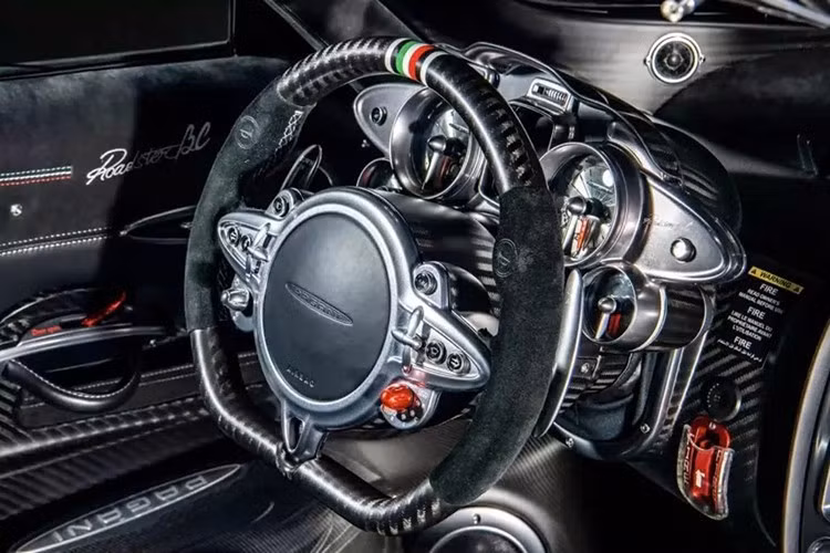 Chiếc xe Pagani Huayra Roadster được đặt tên để vinh danh Benny Caiola, một doanh nhân bất động sản người Ý, một nhà đầu tư ban đầu của Pagani, và cũng là khách hàng đầu tiên của hãng. Đúng 3 năm sau, vào năm 2019, Pagani giới thiệu Huayra Roadster BC, đưa triết lý BC lên một tầm cao mới cho xe mui trần.