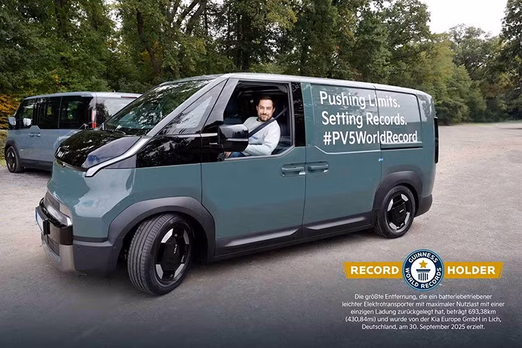 Kỷ lục này không được thực hiện trong môi trường lý tưởng mà trên các tuyến đường công cộng phía bắc Frankfurt, Đức, trong điều kiện vận hành thực tế. Chiếc PV5 đã phải đối mặt với các nút giao thông trong thành phố, đèn tín hiệu, vòng xoay và độ cao lặp lại khoảng 370 mét.