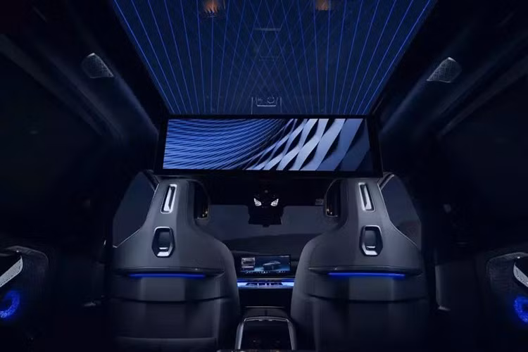 Logo tương tự cũng được chế tác trên bảng điều khiển và tựa đầu hai bên. Nội thất bọc da Merino đặc trưng của BMW Individual, cùng với các chi tiết màu xám Taupe Gray và xanh Night Blue), ốp gỗ sồi bóng gương, các điểm nhấn màu xám ánh kim bóng loáng và đường khâu tinh xảo cũng được thể hiện rõ nét.