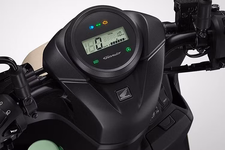 Xe sử dụng bộ lốp 12 inch giúp tăng khả năng cân bằng và ổn định, chiều cao yên 744 mm dễ điều khiển cùng lốp không săm bản rộng 100/90-12 (trước) và 110/90-12 (sau) mang lại cảm giác thoải mái khi lái.