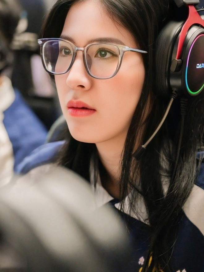 Sự tập trung cao độ, gương mặt lạnh lùng khi ngồi trước màn hình thi đấu khiến Hồng Ngọc thu hút ánh nhìn. Những hình ảnh của cô cũng viral trên nhiều fanpage của cộng đồng mê thể thao điện tử.