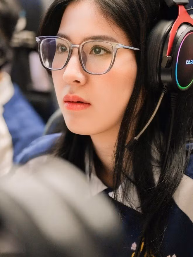 Sự tập trung cao độ, gương mặt lạnh lùng khi ngồi trước màn hình thi đấu khiến Hồng Ngọc thu hút ánh nhìn. Những hình ảnh của cô cũng viral trên nhiều fanpage của cộng đồng mê thể thao điện tử.