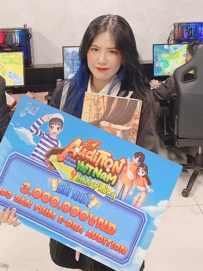 Trên mạng xã hội, Hồng Ngọc chia sẻ nhiều hình ảnh trong các giải đấu và hình ảnh đời thường. Cô nàng ưa thích phong cách thời trang năng động, cá tính. Suốt nhiều năm, cô luôn để tóc dài đầy nữ tính.