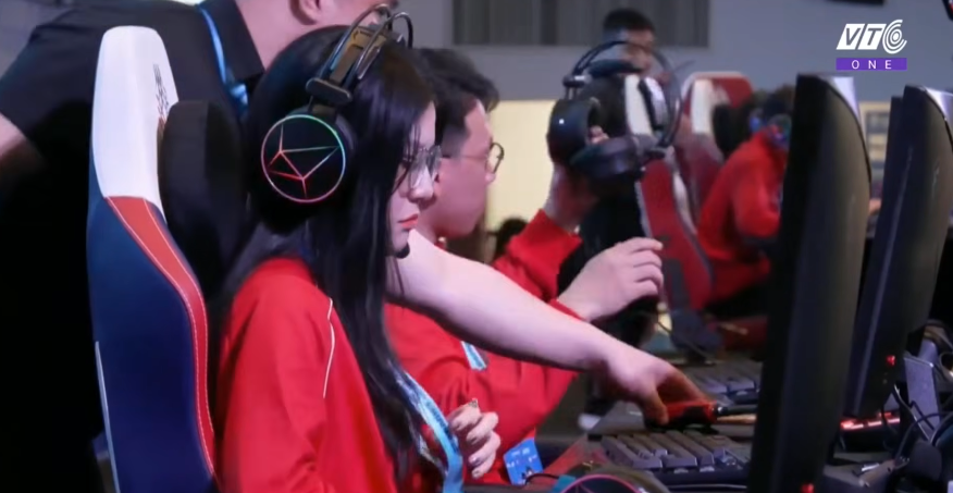 Tại đấu trường SEA Games năm nay, Hồng Ngọc cùng đồng đội Văn Huy (Giyu) đã giành tấm huy chương đồng cho tuyển Việt Nam. Dù không có thành tích cao như những đồng đội khác, cô nàng nhận về nhiều lời khen bởi thần thái "cực cuốn" khi thi đấu.