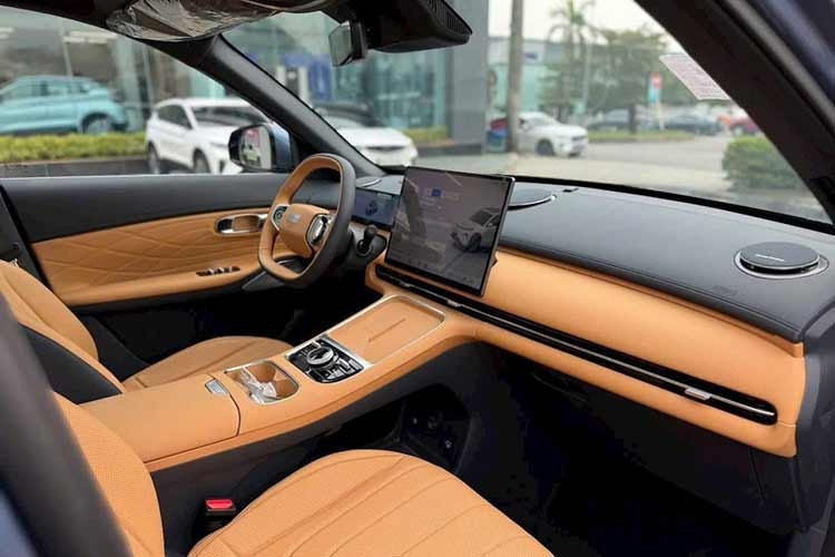 Nội thất xe cũng có thiết kế khác biệt EX5 điện, chỉ dùng chung một số chi tiết như vô-lăng, màn hình. Hiện chưa rõ danh sách trang bị tiêu chuẩn cho EX5 EM-i nhưng chiếc xe chắc chắn có màn hình trung tâm 15,4 inch, bảng đồng hồ màn hình kỹ thuật số, dàn âm thanh Flyme Sound 16 loa, cửa sổ trời panorama, kính cách âm 2 lớp, ghế massage có sưởi...