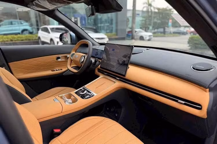 Nội thất xe cũng có thiết kế khác biệt EX5 điện, chỉ dùng chung một số chi tiết như vô-lăng, màn hình. Hiện chưa rõ danh sách trang bị tiêu chuẩn cho EX5 EM-i nhưng chiếc xe chắc chắn có màn hình trung tâm 15,4 inch, bảng đồng hồ màn hình kỹ thuật số, dàn âm thanh Flyme Sound 16 loa, cửa sổ trời panorama, kính cách âm 2 lớp, ghế massage có sưởi...