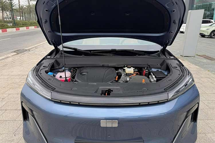 Ngoài ra, xe còn sở hữu gói ADAS cấp độ 2+ mang đến sự bảo vệ toàn diện với: Phanh tự động khẩn cấp (AEB) có nhận diện người đi bộ và xe đạp. Kiểm soát hành trình thích ứng (ACC) tích hợp hỗ trợ kẹt xe. Cảnh báo chệch làn và hỗ trợ giữ làn đường chủ động.