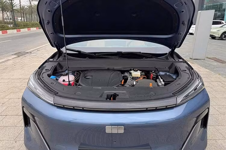 Ngoài ra, xe còn sở hữu gói ADAS cấp độ 2+ mang đến sự bảo vệ toàn diện với: Phanh tự động khẩn cấp (AEB) có nhận diện người đi bộ và xe đạp. Kiểm soát hành trình thích ứng (ACC) tích hợp hỗ trợ kẹt xe. Cảnh báo chệch làn và hỗ trợ giữ làn đường chủ động.