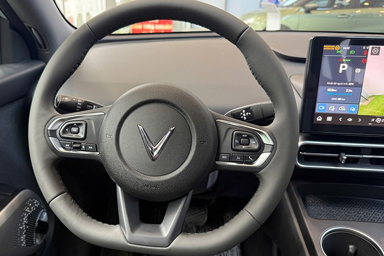 Xe được trang bị màn hình giải trí trung tâm 10,1 inch, hỗ trợ Apple CarPlay và Android Auto, ghế ngồi bọc da tổng hợp, điều hòa tự động tích hợp lọc bụi mịn PM2.5 cùng cửa gió cho cả ba hàng ghế.