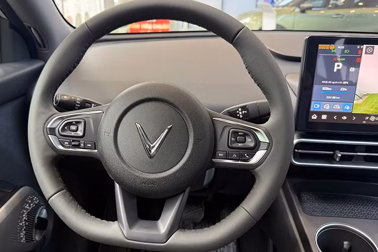 Xe được trang bị màn hình giải trí trung tâm 10,1 inch, hỗ trợ Apple CarPlay và Android Auto, ghế ngồi bọc da tổng hợp, điều hòa tự động tích hợp lọc bụi mịn PM2.5 cùng cửa gió cho cả ba hàng ghế.