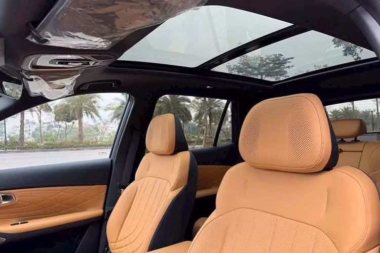 Hệ thống âm thanh 16 loa Flyme Sound của EX5 EM-i cho chất lượng cao, cùng với hệ thống đèn viền nội thất Ambient Light có thể thay đổi màu sắc theo nhịp điệu âm nhạc, tạo không gian hứng khởi mỗi khi cầm lái.