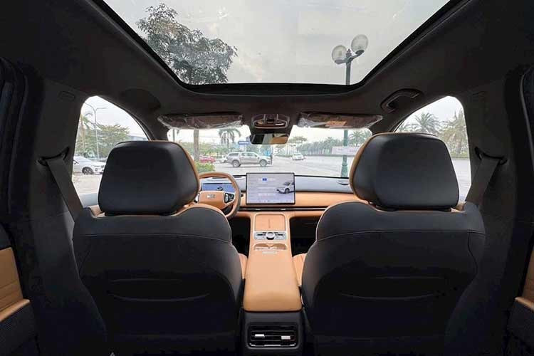Ghế ngồi thiết kế theo phong cách “Marshmallow” với 14 điểm massage, hỗ trợ thông gió, sưởi ấm và khả năng ngả phẳng ghế “Queen Seat” mang lại sự thư giãn tuyệt đối. Điểm đặc biệt là sự hiện diện của 33 ngăn chứa đồ thông minh rải rác khắp cabin, giúp người dùng tối ưu hóa không gian cá nhân.