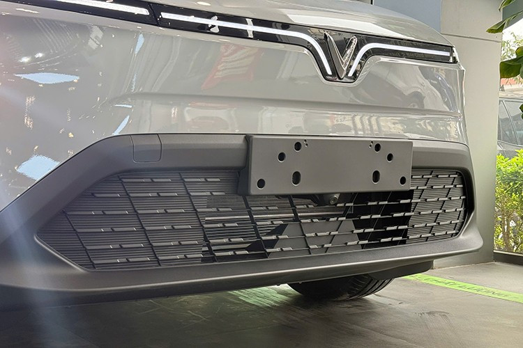 Về tổng thể thiết kế, VF MPV 7 không có khác biệt quá lớn so với Limo Green. Phần đầu xe vẫn giữ dải đèn LED định vị hình chữ V – dấu ấn nhận diện đặc trưng của VinFast. Tuy nhiên, phiên bản mới được bổ sung một số chi tiết tiện ích mới.