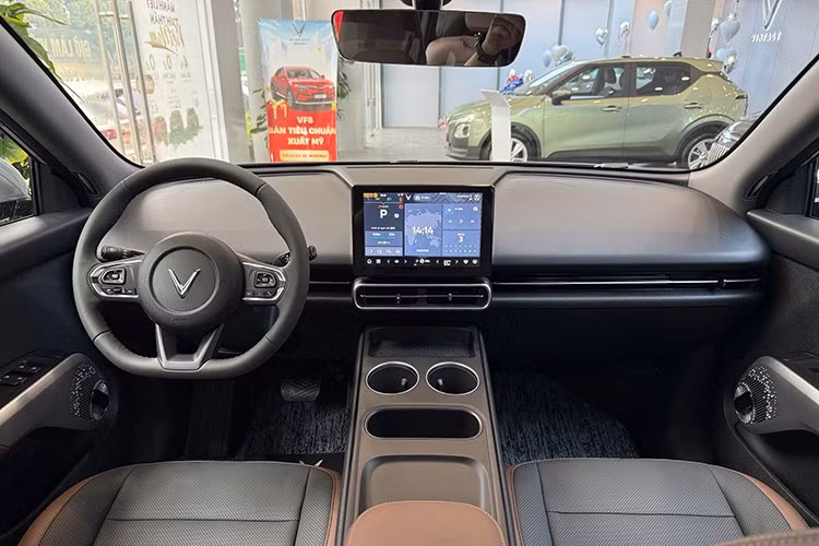 Khoang cabin của VF MPV 7 mang phong cách quen thuộc nhưng có những điều chỉnh nhỏ. Khu vực yên ngựa được thiết kế lại, thay thế núm xoay cần số bằng một hộc chứa đồ hình oval, trong khi cần số được chuyển lên phía sau vô-lăng. Vô-lăng đáy phẳng bọc da, tích hợp nhiều phím chức năng, tạo cảm giác thể thao hơn.