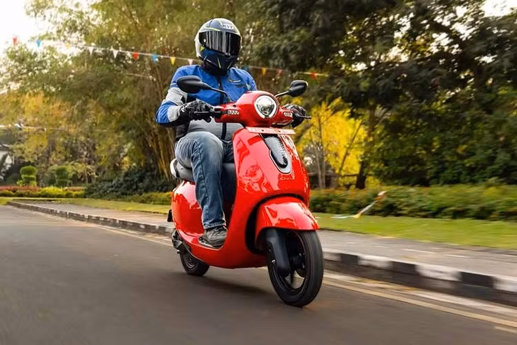 Mẫu xe máy điện có nhiều lựa chọn màu sắc, bao gồm Đen cảm ứng, Đỏ đua, Trắng cổ điển, Xanh ngọc đại dương (mờ), Bạc ánh ngọc và Vàng mờ. Bajaj cũng cung cấp chế độ bảo hành 3 năm hoặc 50.000 km, tùy theo điều kiện nào đến trước.