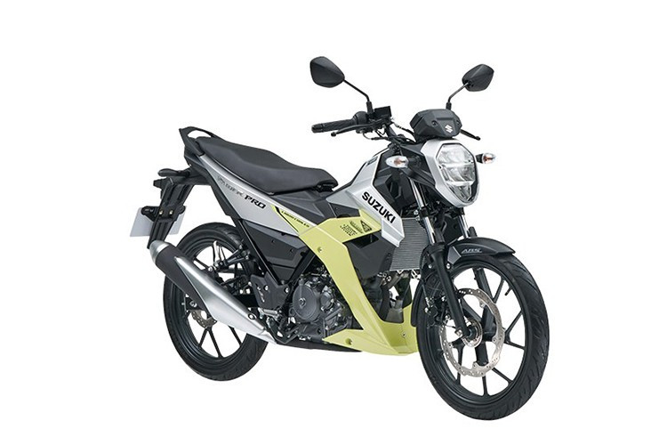 Những hình ảnh được công bố cho thấy Suzuki Satria đăng ký tại Việt Nam là phiên bản thuộc thế hệ mới nhất, từng ra mắt tại Indonesia vào tháng 11/2025. Mẫu xe này do PT Suzuki Indomobil Sales sản xuất và phân phối tại thị trường nội địa Indonesia với hai phiên bản gồm Satria F150 và Satria Pro.