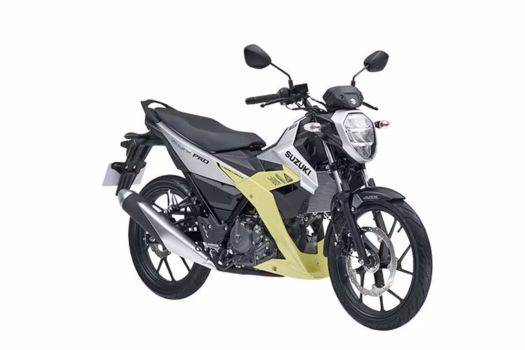 Những hình ảnh được công bố cho thấy Suzuki Satria đăng ký tại Việt Nam là phiên bản thuộc thế hệ mới nhất, từng ra mắt tại Indonesia vào tháng 11/2025. Mẫu xe này do PT Suzuki Indomobil Sales sản xuất và phân phối tại thị trường nội địa Indonesia với hai phiên bản gồm Satria F150 và Satria Pro.