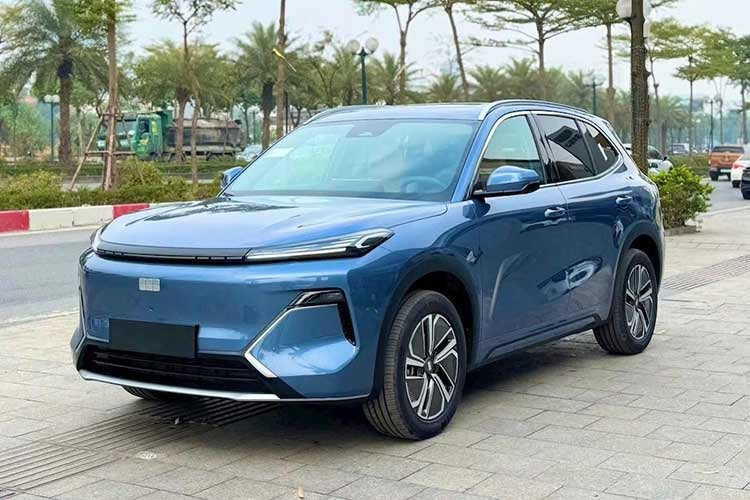 Geely Việt Nam đã ra mắt mẫu SUV hạng C điện thuần EX5 vào năm ngoái. Tuy nhiên do mạng lưới trạm sạc xe điện (ngoài xe VinFast) vẫn chưa phổ biến tại Việt Nam nên trong năm 2026 này, hãng đang chuẩn bị phân phối thêm phiên bản hybrid cắm sạc (PHEV) có tên Geely EX5 EM-i 2026 mới.