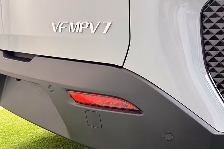 Kích thước tổng thể của xe là 4.740 x 1.872 x 1.734 mm (dài x rộng x cao), chiều dài cơ sở đạt 2.840 mm. So với bản tiêu chuẩn, MPV 7 mới chỉ nhỉnh hơn 6 mm về chiều cao, các thông số còn lại được giữ nguyên.