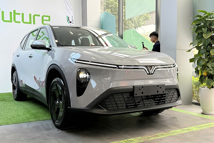 Những chiếc VinFast VF MPV 7 đầu tiên đã được đưa về hệ thống đại lý, chuẩn bị bàn giao cho khách hàng ngay trong tháng 2/2026. Mẫu MPV thuần điện này có giá niêm yết 819 triệu đồng, nhắm đến nhóm người dùng gia đình đang tìm kiếm một chiếc xe rộng rãi, hiện đại và thân thiện môi trường.