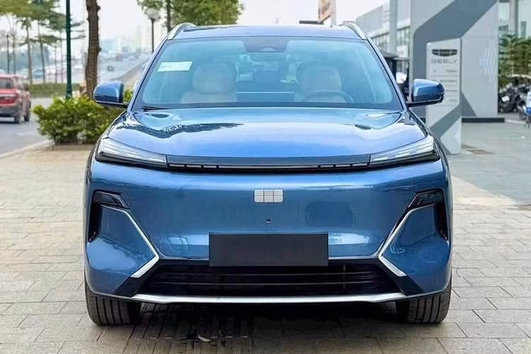 Theo các tư vấn viên bán hàng hé lộ, giá xe EX5 EM-i 2026 tại Việt Nam dự kiến khoảng 950 triệu đồng. Trong phân khúc và nếu xét tới hệ động lực xăng-điện, con số này đắt hơn so với đối thủ đồng hương BYD Sealion 6 (799-899 triệu đồng) nhưng rẻ hơn Honda CR-V e:HEV (1,259 tỷ đồng).