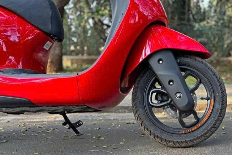 Đặc biệt, Bajaj Chetak C25 2026 còn tích hợp tính năng sạc khi đang di chuyển, cho phép người lái sạc các thiết bị ngoại vi như điện thoại thông minh. Các tính năng nổi bật khác bao gồm phanh đĩa trước, phanh tang trống phía sau, khoảng sáng gầm 170 mm và chiều dài cơ sở 1.225 mm.
