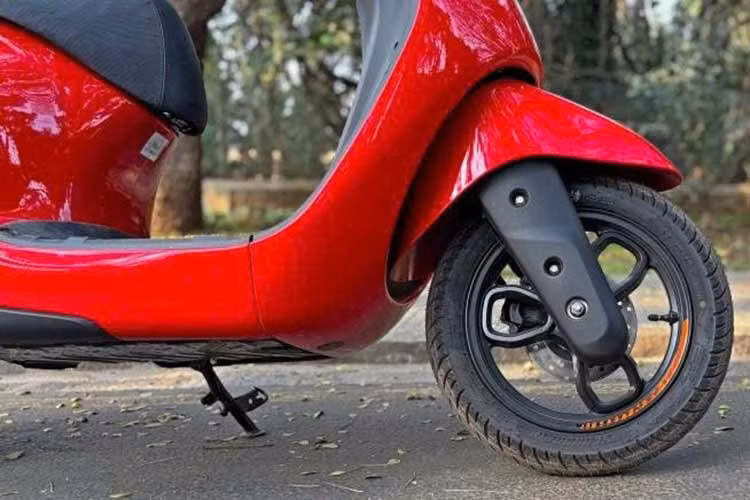 Đặc biệt, Bajaj Chetak C25 2026 còn tích hợp tính năng sạc khi đang di chuyển, cho phép người lái sạc các thiết bị ngoại vi như điện thoại thông minh. Các tính năng nổi bật khác bao gồm phanh đĩa trước, phanh tang trống phía sau, khoảng sáng gầm 170 mm và chiều dài cơ sở 1.225 mm.