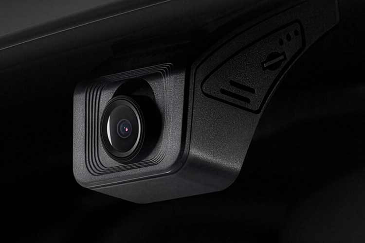 Về công nghệ, XL7 Hybrid mới nổi bật với màn hình cảm ứng trung tâm 10.1 inch, hỗ trợ Apple CarPlay/Android Auto, hệ thống âm thanh 6 loa, sạc điện thoại không dây, điều hòa tự động...