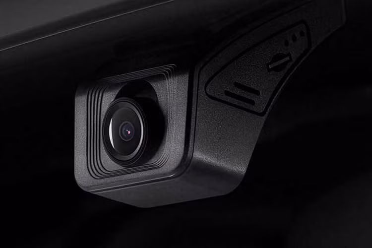 Về công nghệ, XL7 Hybrid mới nổi bật với màn hình cảm ứng trung tâm 10.1 inch, hỗ trợ Apple CarPlay/Android Auto, hệ thống âm thanh 6 loa, sạc điện thoại không dây, điều hòa tự động...