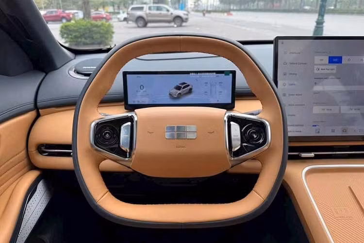 Hàng ghế sau của xe xe có độ ngả lưng lớn và không gian chân rộng rãi nhờ trục cơ sở 2.755mm. Thể tích cốp xe đạt 528 lít và có thể mở rộng lên tới 2.065 lít khi gập phẳng hàng ghế thứ 2, thoải mái chứa 4-5 vali lớn cho những chuyến đi dài.